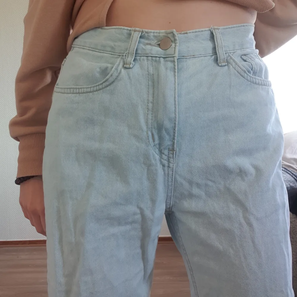 Ljusa å superfina jeans som är högmidjade! Jag är 165cm lång och på mig slutar dom mitt på ankeln, så vill man att dom går ner till fotknölen så är det bra om man är lite kortare! Wide leg modell 🌸 . Jeans & Byxor.