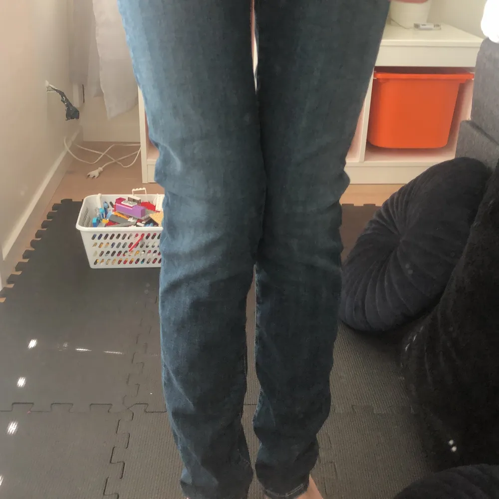 Ett par lowast jeans. Som är pösiga ner till⭐️ . Jeans & Byxor.