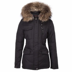 Hollies Livigno Jacka - Köpt hösten 2020 har endast använt den under vintern             Hushållet är fritt från husdjur och rök stl 34/XS                        Pälsen är äkta (tvättbjörn).  (jag har ingen aning om hur mycket frakten kostar men antar att de mellan 200- 500kr kollar alltid upp det innan jag fraktar)