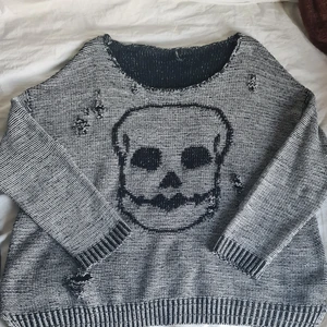 Döskalle stickad tröja - Super söt distressed döskalle tröja. Lite hestiant om jag ens skulle sälja den men tror att någon annan skulle kunna få bättre användning av den. Grå på utsidan och svart på insidan. Skriv för flera bilder eller någon fråga!