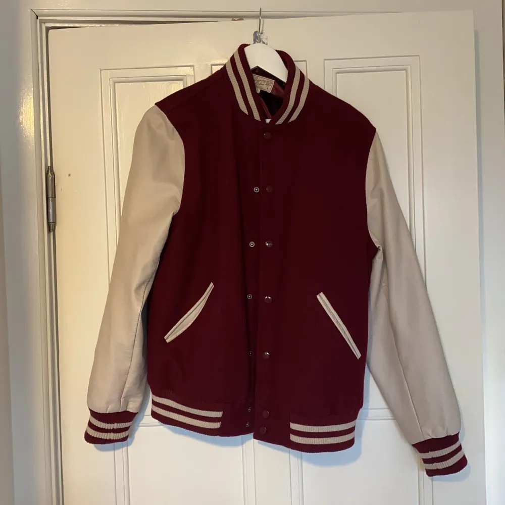 En varsity jacket storlek L, skulle säga att den passar M egentligen (man storlek). Perfekt oversized jacka om du är liten😁 var inte rädd för att pruta. Jackor.