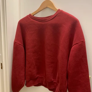 Röd sweatshirt - Bra skick,precis för liten för mig, väldigt mysig nu på vintern