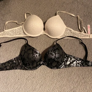 Pink victia’s secret  - Säljer två st pink bh i vit och svart/silvrig! Hue fina som helst och helt oanvända! Beställde de i fel storlek så har ej kunnat använda tyvärr:( hue fina som helst! Storlek 34 B (75B) och är super bekväma (har flera stycken men i rätt storlek!) köp båda för 200kr annars 160 per styck:)❣️😱😱😍🤪❤️