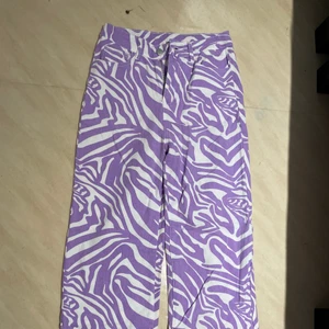 Lila zebra jeans  - Oversized jeans från SHEIN. Strl xs men skulle säga en s. Normala i midjan. Passar mig som är 164