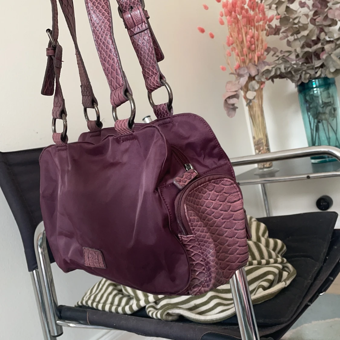 Lila handväska med "ormskinn" - 91