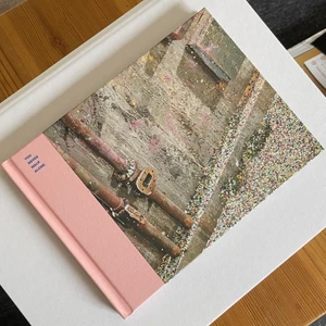 YNWA PINK version, VILL SÄLJA - 166 kr med inkluderad spårbar frakt. Helt i nyskick, allt inkluderat förutom photocard. Hör av dig om du är intresserad eller har frågor! ☺️