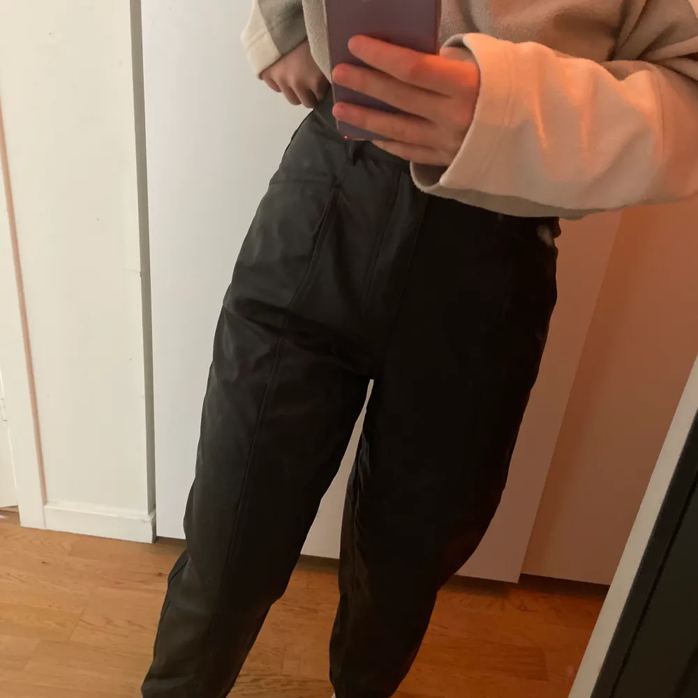 Säljer dessa byxor från Zara i fake skinn som är lite lösare i modellen. Använda ett fåtal gånger och är fortfarande i bra skick. . Farkut & Housut.