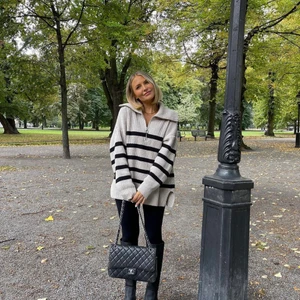 Randig tröja från MQ - Säljer denna helt slutsålda tröjan från MQ/Marqet. Använt den två ggr så gott som ny! Sitter bra på mig som vanligtvis är en strl S.