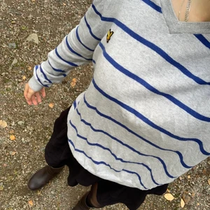 Trendig Randig Lyle and Scott tröja - Säljer dena skit snygga lyle & scott tröjan som passar jättebra till en svart kjol, eller jeans! Den är lite skrynklig på bilden men den stryks innan den skickas. Skriv för fler bilder! Stolek L så den sitter super finns oversized på Xs-M