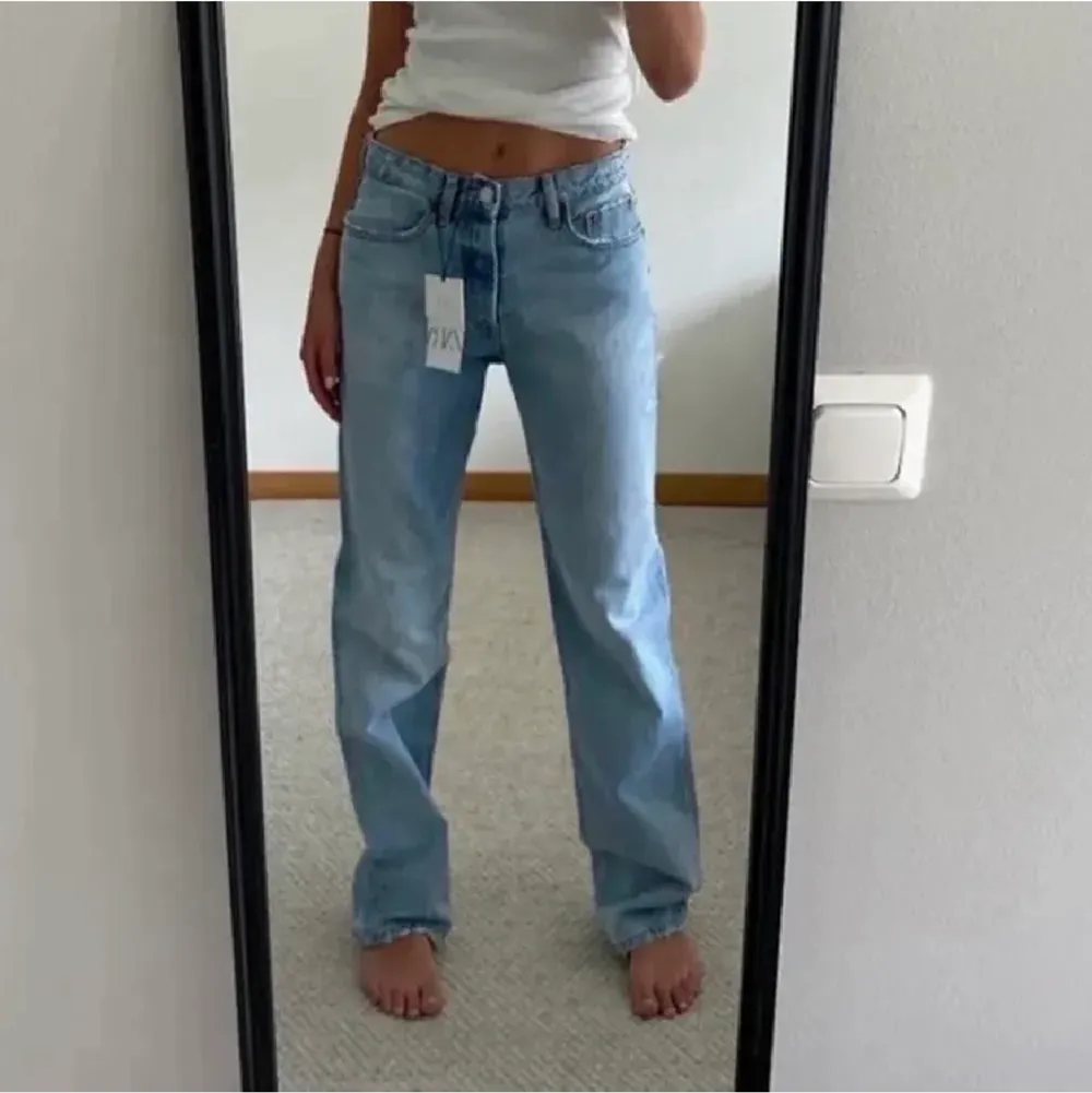 Säljer mina favvo zara jeans! Dom är nästan helt nya! . Jeans & Byxor.