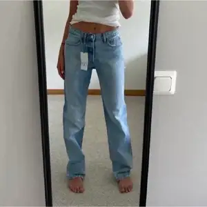 Säljer mina favvo zara jeans! Dom är nästan helt nya! 