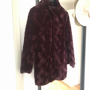 Vinröd lurvig jacka storlek S - Knappt använd höst/vinter jacka. Kör ej budgivning utan den som är först till kvarn får den!