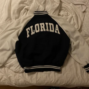 Jacka - College jacka men tycket ”Florida” på ryggen skit cool o varm 