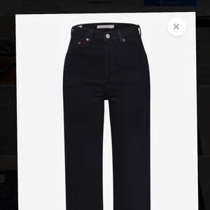 Levis Ribcage Wide leg - Jag säljer pga för små i midjan. Jag är 163 cm lång och de går hela vägen ner till hälen på mig, hellånga. Färg: urtvättad svart. Köpta på Levis butik, Emporia, Malmö. Nypris: 999kr använda, men bra skick. Köparen står för frakten. 