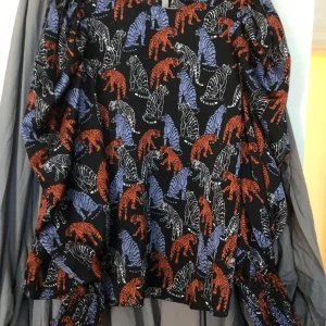 Blus från vero Moda.  - Skön blus med fin passform! Använd någon enstaka gång. Mudd vid ärmslut!