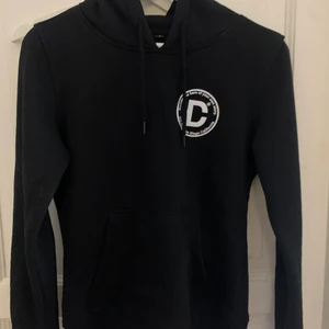 Dirtcult hoodie - Säljer en dirtcult hoddie då den inte kommit till användning. Så den är som ny! Köpte för 599kr, säljer för 200kr + 66kr frakt💕💕