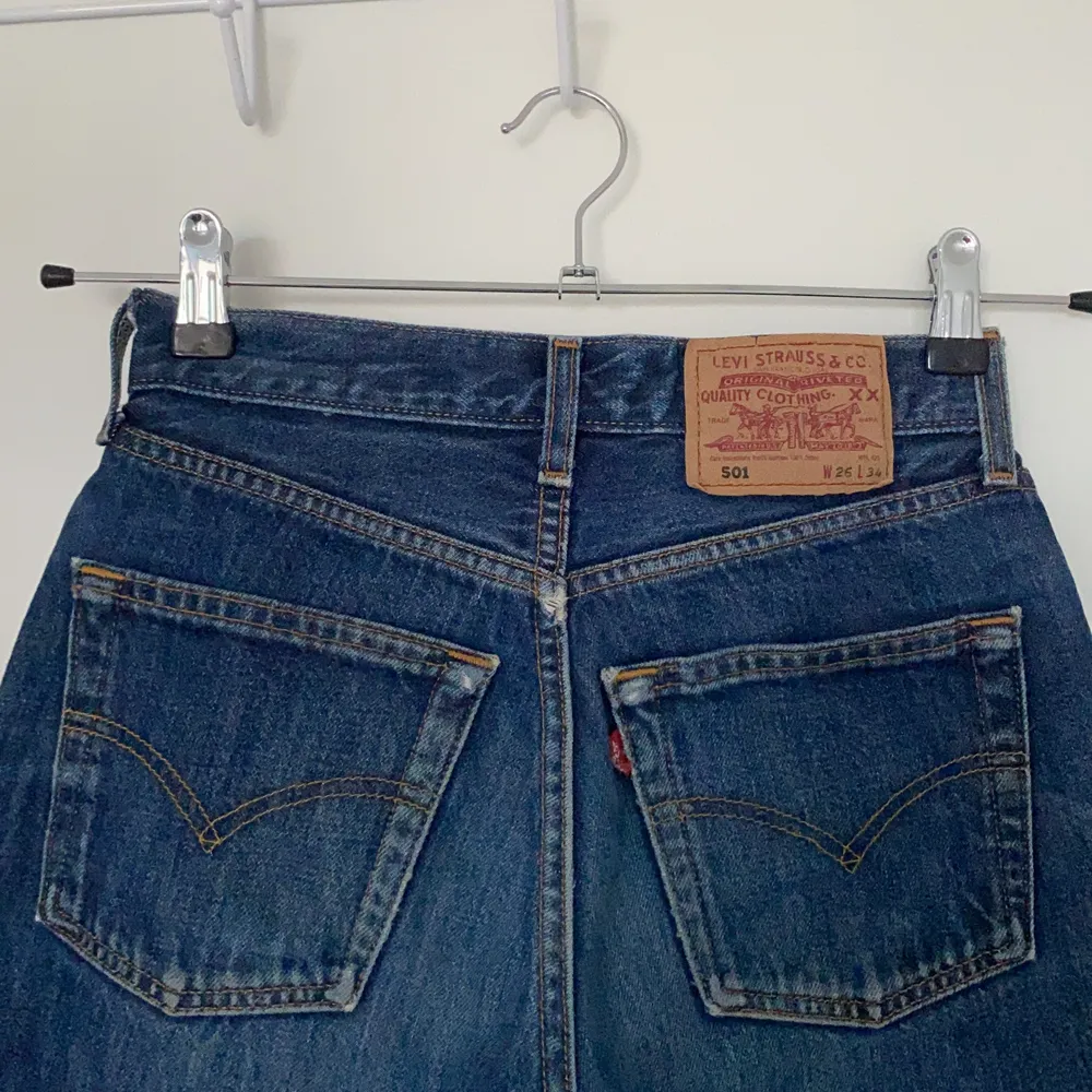 Superfina Levis jeans i modellen 501, säljer då de tyvärr är lite små☺️. Jeans & Byxor.