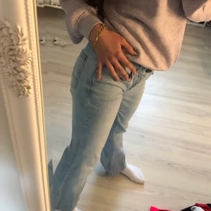 Lågmidjade jeans, ONLY storlek: 28/32 - Lågmidjade jeans som sitter super bra på mig som är xs/s! Problemet är att jag inte gillar lågmidjade byxor. Köpta för ganska länge sedan.