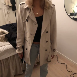 Jacka - Säljer denna trenchcoat i strl m men passar bra på en S oxkså! Knappast använd och är i väldigt bra skick! Skriv vid intresse😁tar bud över 250kr! Köparen står för frakten! 