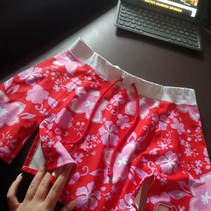 𝘽𝘦𝘦𝘿𝘦𝘦𝘴 coconutgirl kjol🌺 xs/s - Superfin Y2k/ coconutgirl badkjol som kan användas som vanlig kjol, den är röd med lavender och ljusrosa blonmor.  Snörena har 2 rosa pärlor på varje. Den har två "slits" både på framsidan och baksidan💗 det ända felet med den är de svaga märkena på midjebandet men det syns knapt🦩