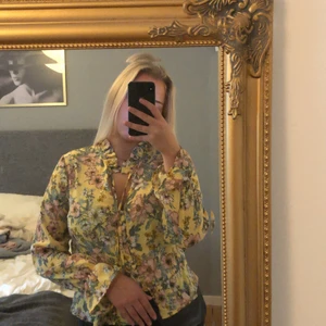 Blus  - Gulblommig blus från Gina, storlek 36. Köpt för 499