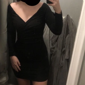 Klänning - Svart klänning från Nelly, använd en gång. Har nu blivit för lite för mig och väljer då att sälja den. Mycket fin klänning med v-ringning. Lite liten i storleken, passar S/M