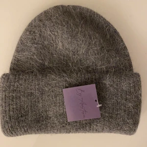 byanastasia mössa - Säljer min anastasia mössa pga att jag beställde i två färger och glömde skicka tillbaka denna då jag missuppfattade frakttiden. Taggen är kvar på mössan och original påse, inte använd. Originalpris 299kr Slutsåld sist jag kollade, mössan är mörk grå