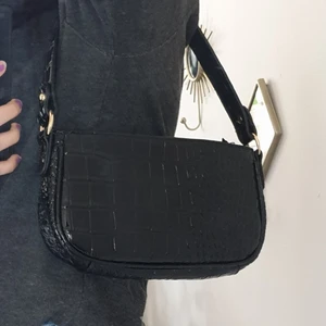 Väska - Fin svart väska med mönster på. Knappt använd. Fint skick. Pris kan diskuteras. Ställ gärna frågor