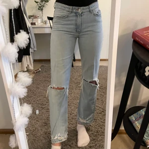 karve jeans - säljer dessa ljusblå raka jeansen för att de är för små. Märke karve storlek small köpta på carlings, jag är 170cm💕 köparen står för frakt(66kr spårbar), skriv för mer bilder/info🤝