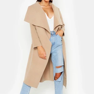 Beige kappa från boohoo - Använd en gång. 