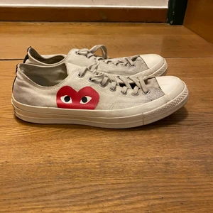 CDG Convers  - Säljer mina CDG Convers storlek 43 inte använda speciellt mycket i helt okej skick ny pris 1200 säljer för 450