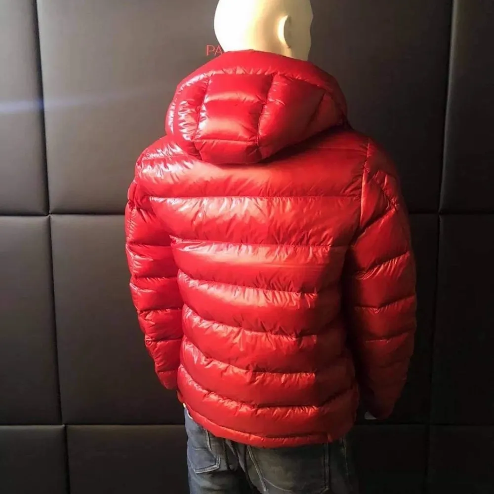 Säljer min väldigt fina och sparsamtanvända Moncler jacka. Jackan är size 4 vilket motsvarar M/L, jag sätter ett pris på 5000. Mer bilder o frågor privat.. Jackor.