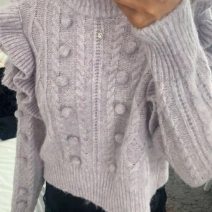 Stickad volang tröja - Säljer denna så fina stickade volang tröjan ifrån Gina Tricot. Den är slutsåld och går inte att få tag på längre, nästan aldrig använt så i princip nyskick❤️ I strl S, men passar både större och mindre🤠👌🏽 Nylriset låg på över 400😸 (lånad bild, men kan såklart skicka egna)