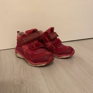 Barn skor  - Rosa små skor från Johanssons i storlek 25. De är i bra skick (köparen står för frakt)