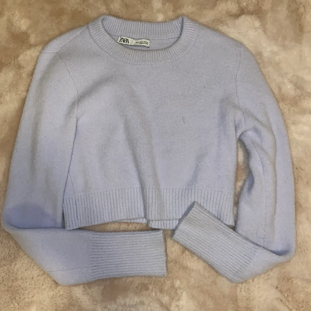 Lila croppad stickad tröja från Zara, aldrig använd, köparen står för frakten!💜. Tröjor & Koftor.