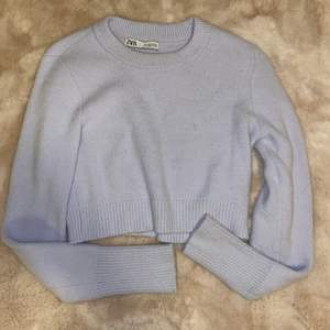 Lila croppad stickad tröja från Zara, aldrig använd, köparen står för frakten!💜