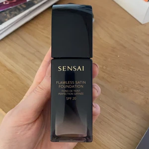 Sensai flawless satin foundation NY - Köpt i den ljusaste färgen FS101 light beige. Helt oanvänd, har bara testat den en gång, då jag köpte en för ljus nyans för mig.