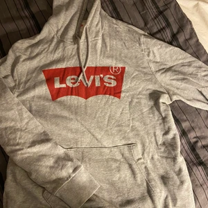 Grå Levi’s hoodie i mycket bra skick - Grå hoodie