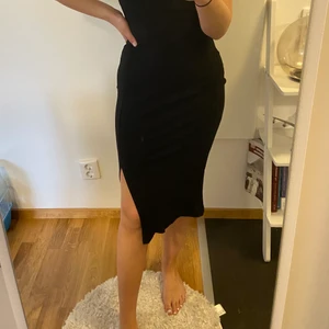 Kjol med slits  - Svart kjol med slits på ena sidan, oanvänd! Storlek S. Säljer den för 100 kr + 45 kr frakt eller så kan jag mötas upp i stockholm 😃