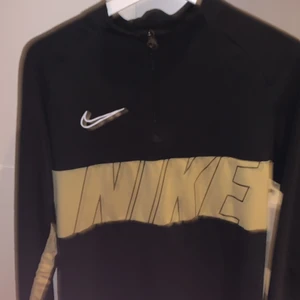 Nike  - En tight fit Nike tröja. Skönt tröja som knappt har varit använd