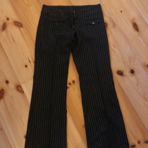 Kostymbyxor - suupersnygga kostymbyxor som var för små för mig :(( köpta second-hand men känns som helt nya!! skulle säga att de är lite små i storleken. lågmidjade