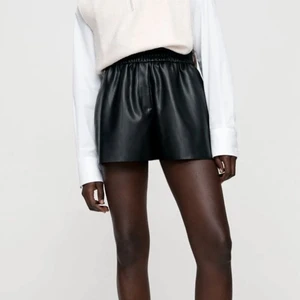 Zara skinnshorts - Säljer mina superfina och trendiga skinnshorts ifrån zara! I nyskick då de knappt är använd, i storlek s skulle säga att den passar xs-m🌟🌟
