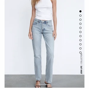 Zara mid rise straight jeans🤩 - Ett par jätte snygga ljusblå jeans ifrån zara! Endast använda 2 gånger så dem är i topp skick💕