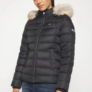 Tommy hilfiger jacka - Säljer denna superfina dunjackan med avtagbar päls från tommy hilfiger! Superfint skick. Storlek xs men passar S oxå! Nypris ca 2000kr.