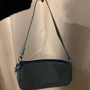 Väska - Säljer den här väskan för att den inte kommer till användning.  Aldrig använt 💕skriv om det är något annat du undrar över💕