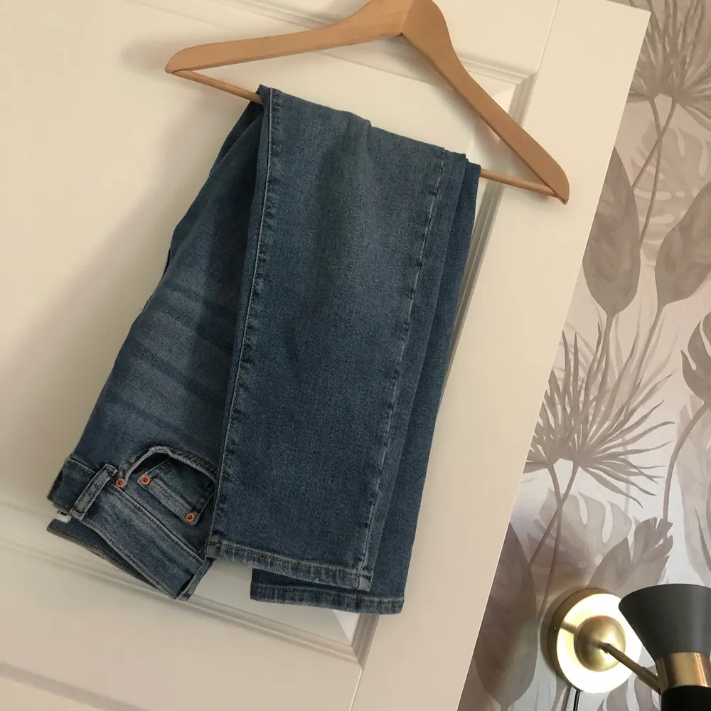 Blåa mom jeans från gina tricot, Aldrig använda endast testade. Originalpris 500kr säljer för 100kr + frakt. Nyskick . Jeans & Byxor.