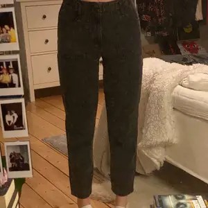 Svarta/gråa cargo jeans i en rak modell. En hög midja med fina detaljer fram och bak. För referens: jag är 177 cm lång 💘 Storlek 26 från Forever21. 