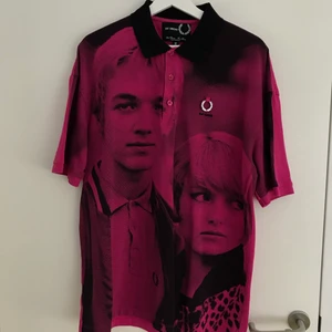 Raf Simons x Fred Perry polo - Size M, oversized fit  Mått: P2P - 56 cm Längd - 74cm Axlar - 58 cm