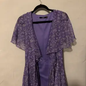 jättefin lila omlottklänning, säljer för den är för liten, jättefint skick!! köpare står för frakt