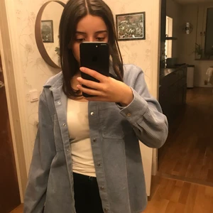 En snygg vår jacka med sammet material - Köptes för några månader sen men inte kommit till användning. 